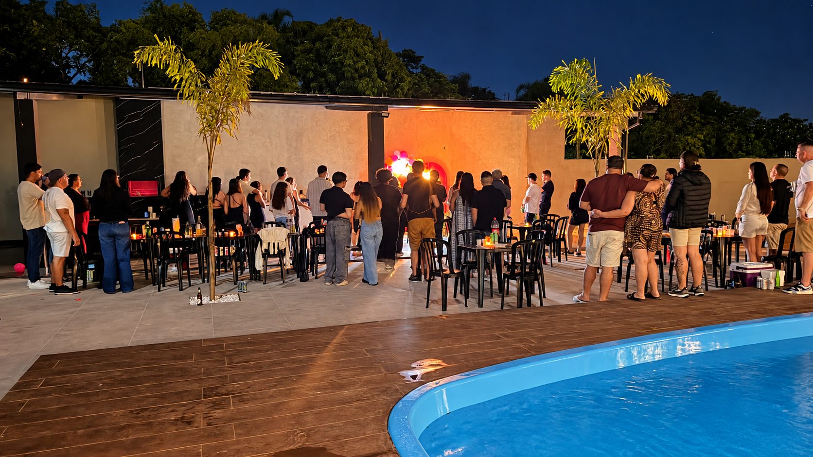 Festa à noite na área da piscina da Chácara Imperatriz